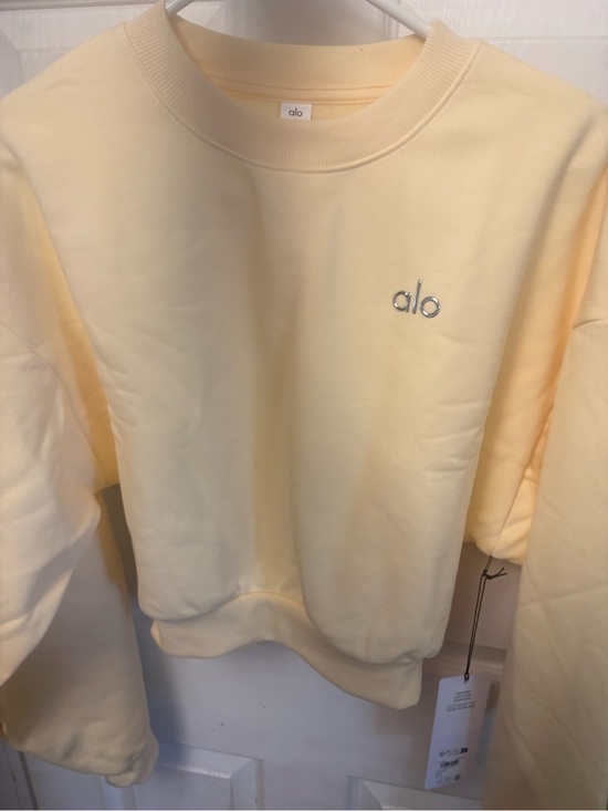 ALO Yoga Tops - Alo Cropped Accolade Crewneck Sweatshirt in Soft Pale Yellow